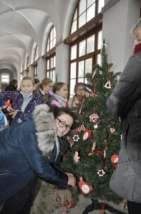 Děti ze ZŠ Nová Bystřice při zdobení svého stromku 7. 12. 2021