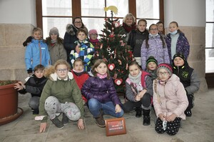 Děti ze ZŠ Nová Bystřice se svým ozdobeným stromkem 7. 12. 2021
